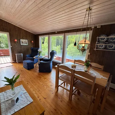 Lakeside Lodge *